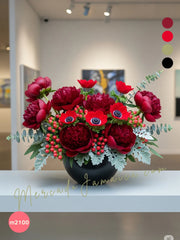Arreglo Floral de Peonías y Flores Rojas en Cerámica Oscura