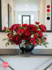 Arreglo Floral de Peonías y Flores Rojas en Cerámica Oscura