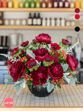 Arreglo Floral de Peonías y Flores Rojas en Cerámica Oscura