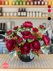 Arreglo Floral de Peonías y Flores Rojas en Cerámica Oscura