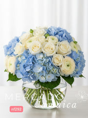 Cielo Sereno: Hortensias Azules y Rosas