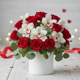 Bellas orquídeas con rosas rojas