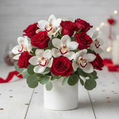 Bellas orquídeas con rosas rojas