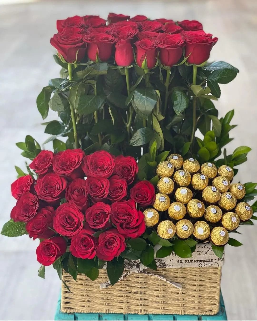 Canasta 50 Rosas Rojas y 24 Ferrero Rocher CDMX