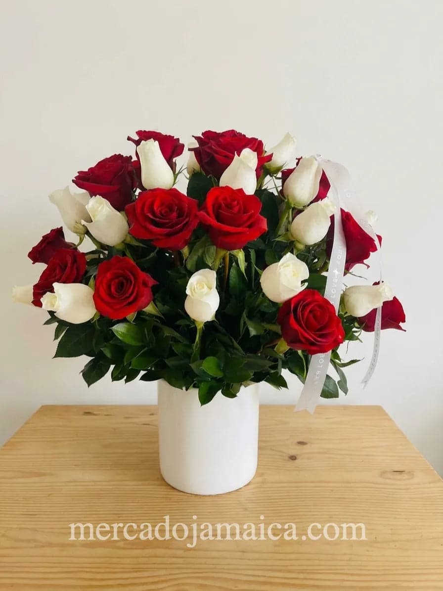 50 Rosas Rojas y Blancas en Florero | CDMX