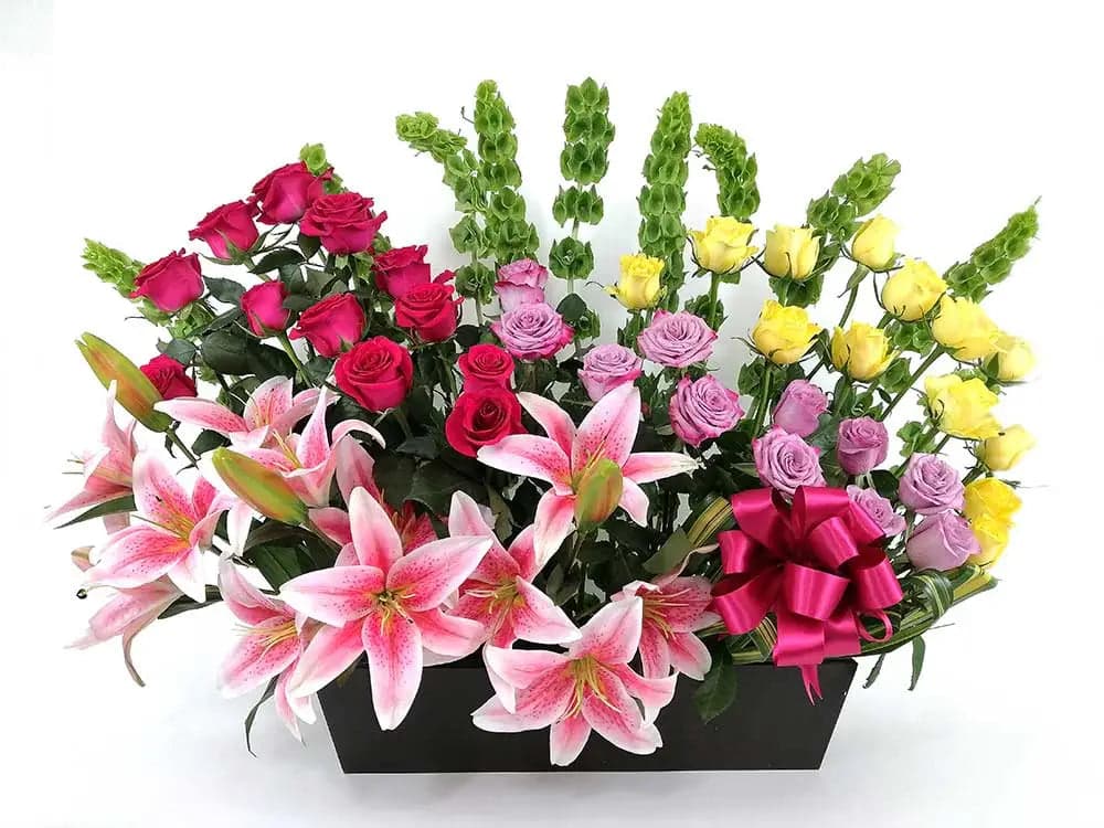 36 Rosas Multicolor en Florero de Madera CDMX