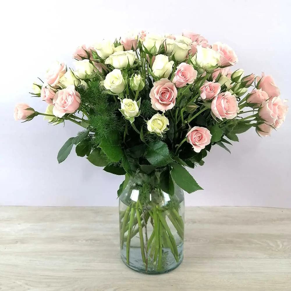 Arreglo Mini Rosas Rosa y Blancas en Florero CDMX