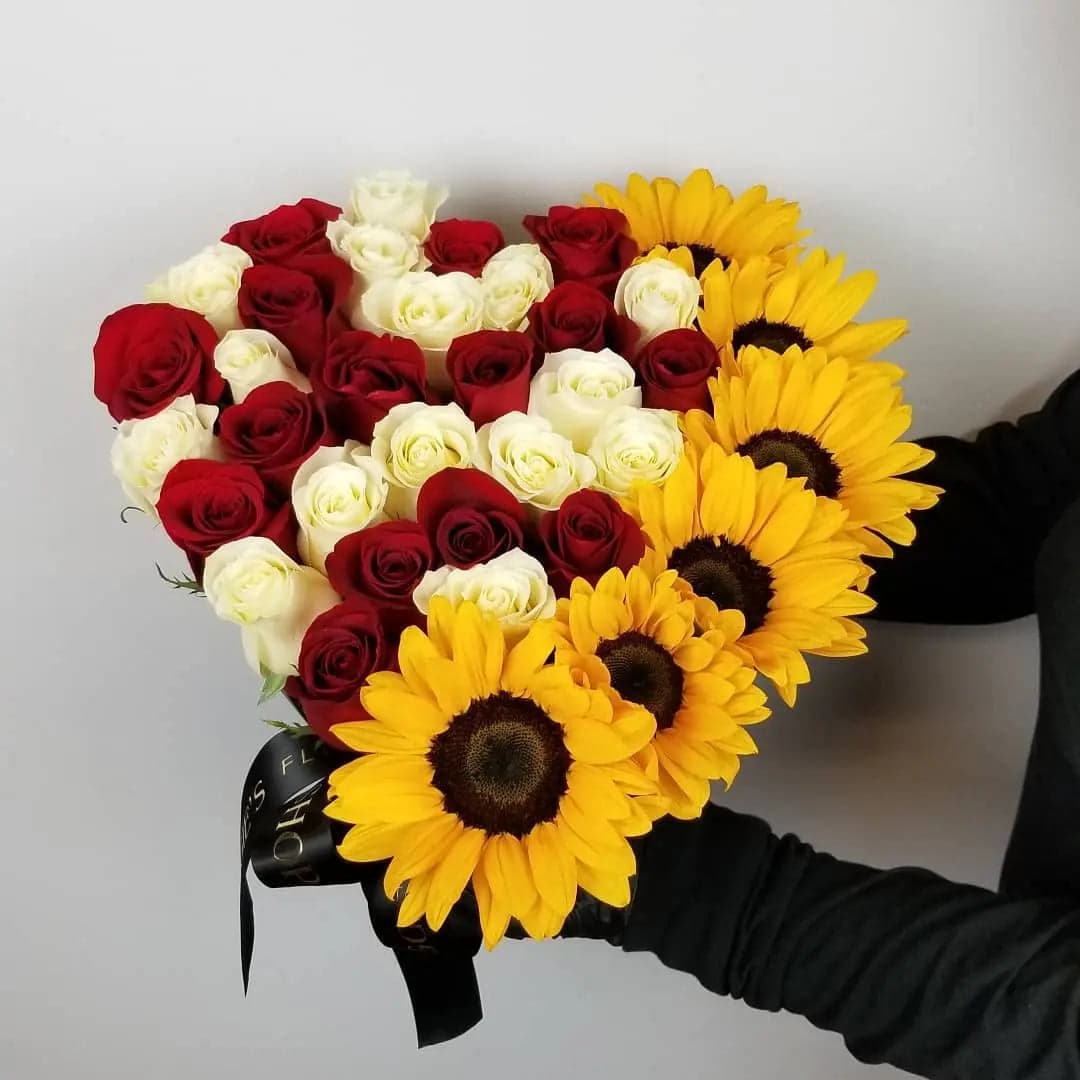 Corazón Girasoles y Rosas Rojas y Blancas CDMX