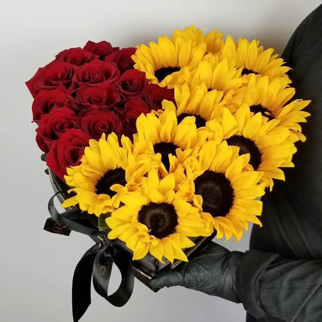 Corazón 15 Rosas Rojas y 10 Girasoles CDMX