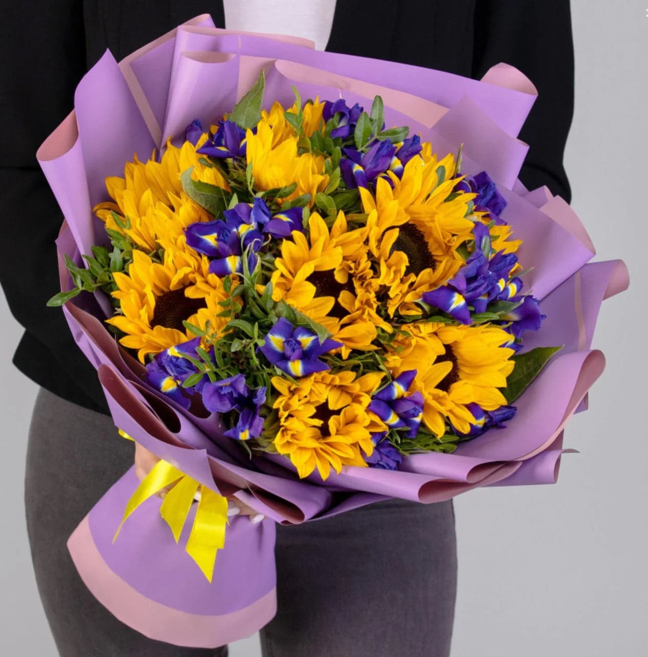 Ramo 10 Girasoles y 20 Iris Azul a Domicilio CDMX