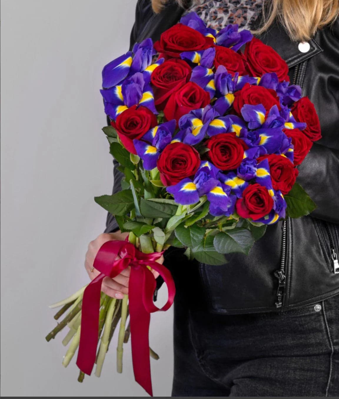 Ramo 12 Rosas Rojas y 20 Iris Azul a Domicilio CDMX