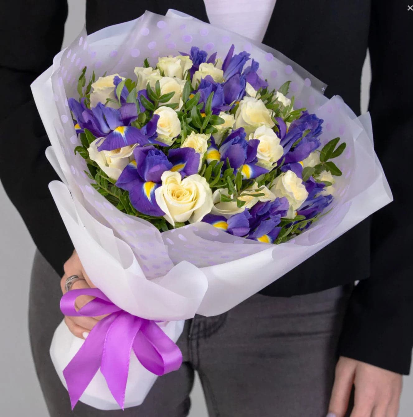 Ramo 18 Rosas Blancas y 10 Iris Azul CDMX