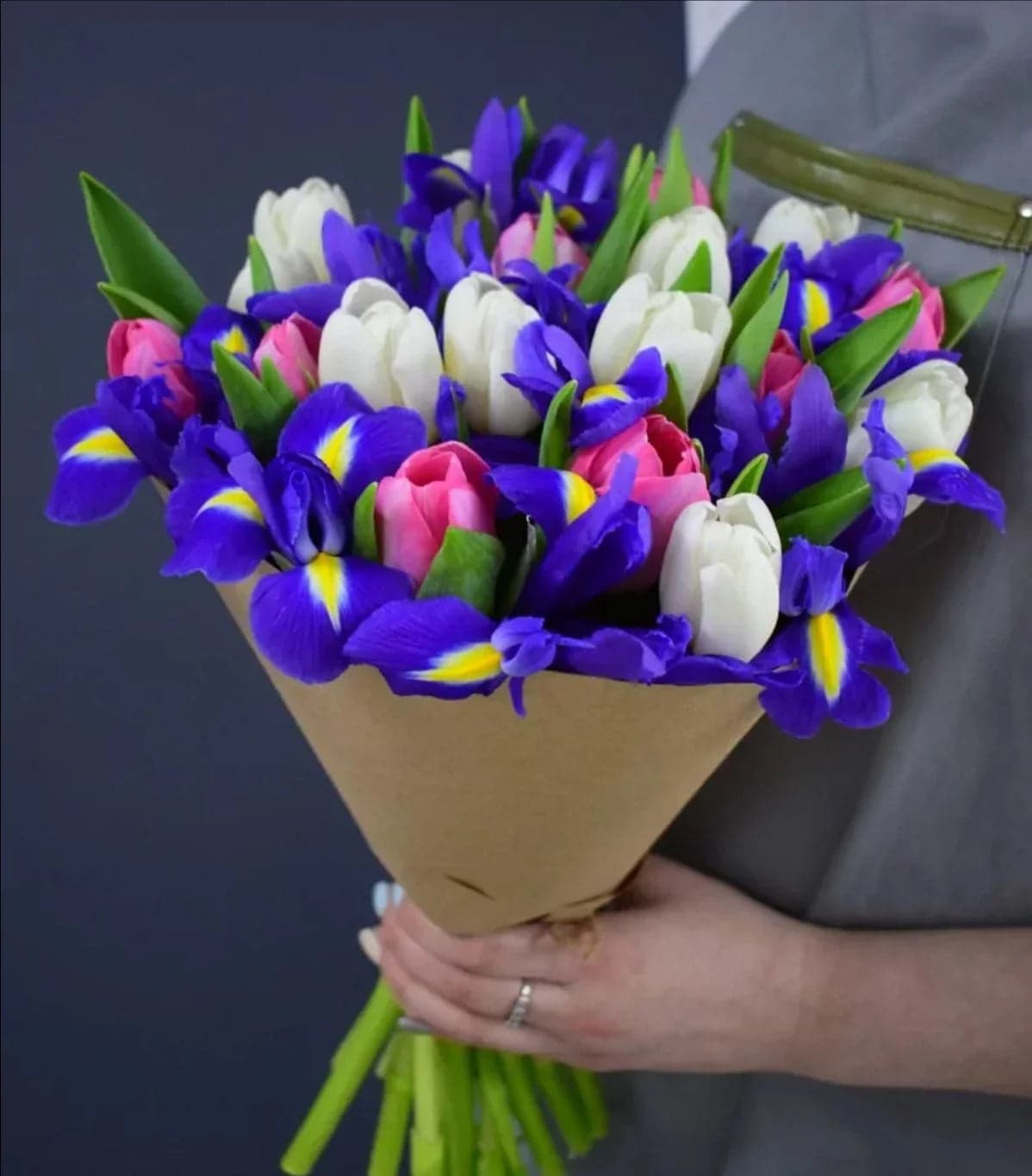 Ramo 20 Tulipanes y 20 Iris Azules a Domicilio CDMX