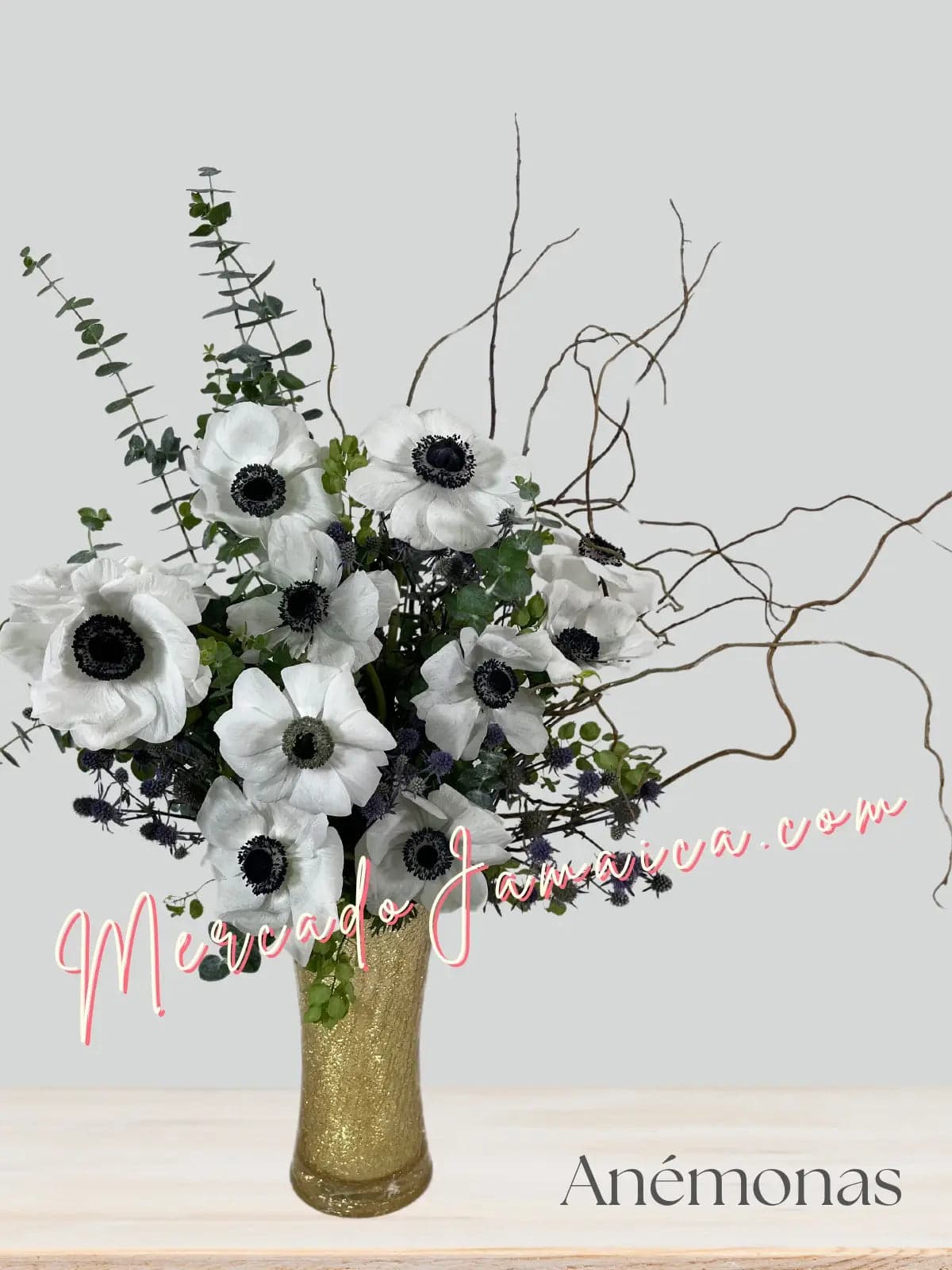 Arreglo Anémonas Blancas en Florero Dorado CDMX