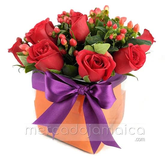 Arreglo 12 Rosas Rojas con Hipérico CDMX
