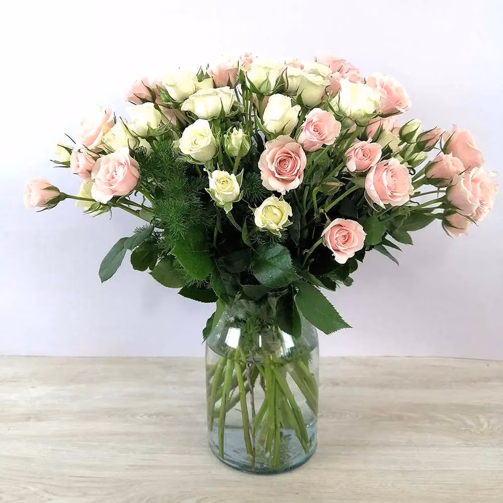 Arreglo Mini Rosas Rosa y Blancas en Florero CDMX