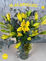 Arreglo Floral de Lilies Amarillos en Cilindro de Vidrio Alto con Follaje Dólar