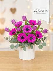 Arreglo con anémonas fucsia y tulipanes morados