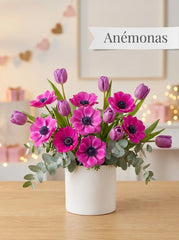 Arreglo con anémonas fucsia y tulipanes morados