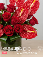 24 Rosas rojas y 5 Anturios: pasión y exotismo en florero de vidrio