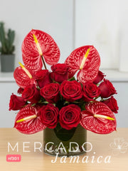 24 Rosas rojas y 5 Anturios: pasión y exotismo en florero de vidrio