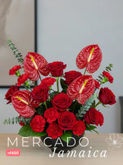 Amor y Pasión: Arreglo de Rosas y Claveles Rojos