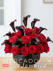 Elegancia morada: 10 Callas y 24 Rosas rojas con florero de cerámica