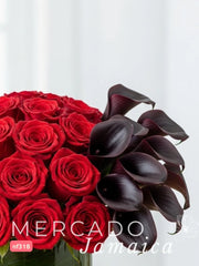 Elegancia Misteriosa: 24 Rosas Rojas y 10 Callas Negras