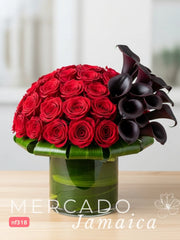 Elegancia Misteriosa: 24 Rosas Rojas y 10 Callas Negras