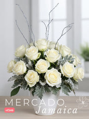 Pasión y Pureza: 12 Rosas Rojas y 18 Rosas Blancas