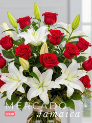 Arreglo Floral de Pasión y Pureza: 18 Rosas Rojas y Casablancas