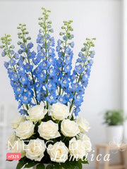 Armonía Celestial: Delphinium Azul y 18 Rosas Blancas