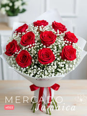 Pasión Delicada: 12 Rosas Rojas con Gypsophilia