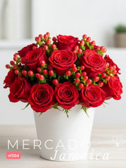 Pasión Clásica: 18 Rosas Rojas con Hipericos en Florero Bucket