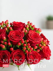 Pasión Clásica: 18 Rosas Rojas con Hipericos en Florero Bucket