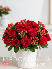 Pasión Clásica: 18 Rosas Rojas con Hipericos en Florero Bucket