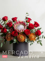 Pasión y Exotismo: Rosas Rojas y Protea King