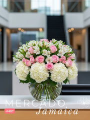 Armonía en Rosa y Blanco: Rosas, Hortensias y Alstroemerias