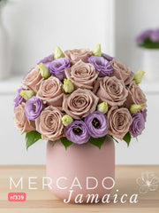 Delicadeza y Magia: Arreglo de Rosas Baylis y Lisianthus Lila
