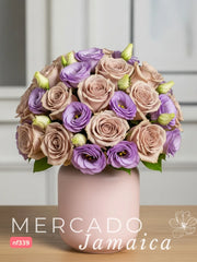 Delicadeza y Magia: Arreglo de Rosas Baylis y Lisianthus Lila
