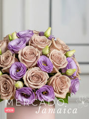 Delicadeza y Magia: Arreglo de Rosas Baylis y Lisianthus Lila