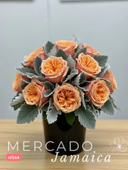 Sol en Flor: Arreglo de Rosas Mandarin y Dusty Miller