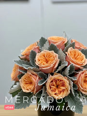 Sol en Flor: Arreglo de Rosas Mandarin y Dusty Miller