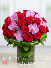 Rosas Rojas y Orquídeas Phalaenopsis: Pasión y Delicadeza en un Solo Arreglo