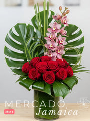 Rosas Rosa y Orquídea Cymbidium: Elegancia y Armonía Floral