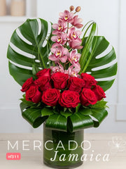 Rosas Rosa y Orquídea Cymbidium: Elegancia y Armonía Floral