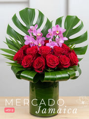 Delicadeza y Elegancia: Arreglo de Rosas Rosa y Orquídeas Phalaenopsis