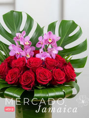 Delicadeza y Elegancia: Arreglo de Rosas Rosa y Orquídeas Phalaenopsis