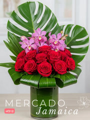 Delicadeza y Elegancia: Arreglo de Rosas Rosa y Orquídeas Phalaenopsis