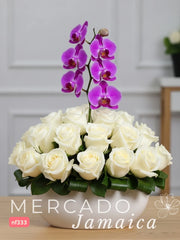 Pureza y Lujo: Arreglo de 24 Rosas Blancas y Orquídeas Phalaenopsis Rosa